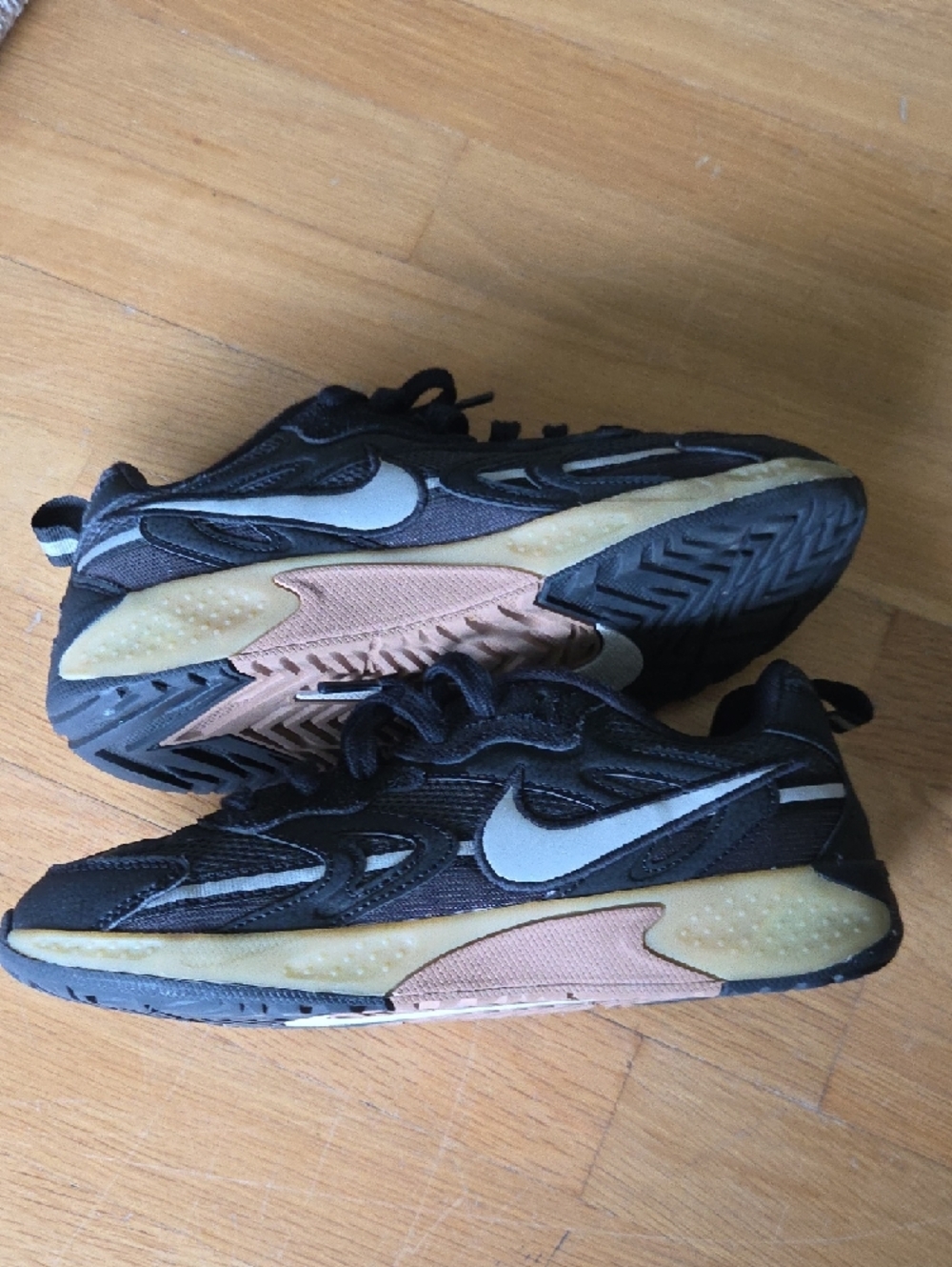 NIKE | Jam Black Gum Womens - Picture 9 of 11